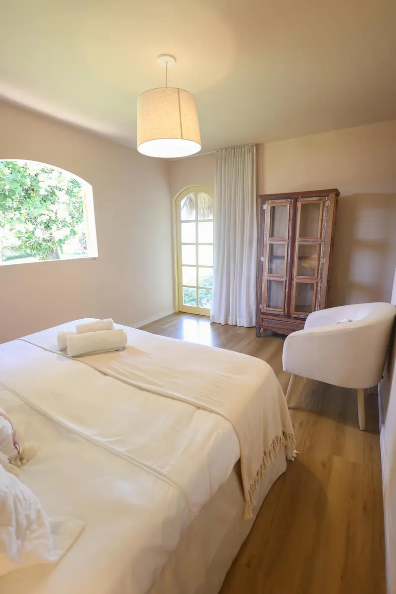 Quarto 3 com cama, poltrona e armário de madeira
