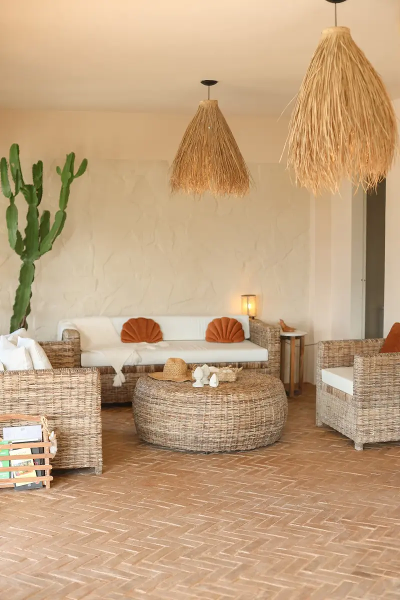 Sala com sofás de palhinha e pendentes de palha