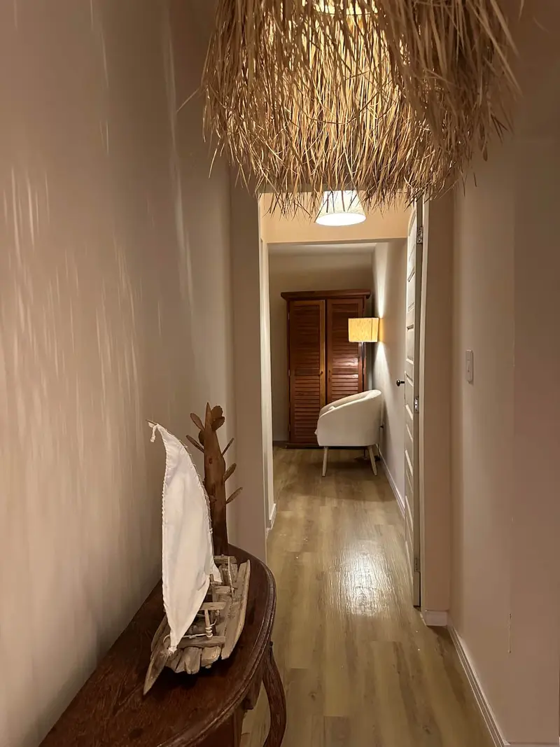 Corredor de acesso ao quarto, com pendente de palha