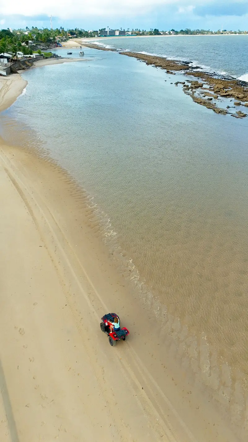 Praia longa e arrecifes, vistos de cima