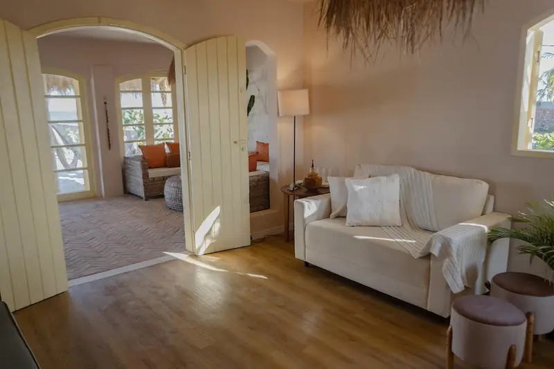 Sala com portas em arco abertas para outro ambiente