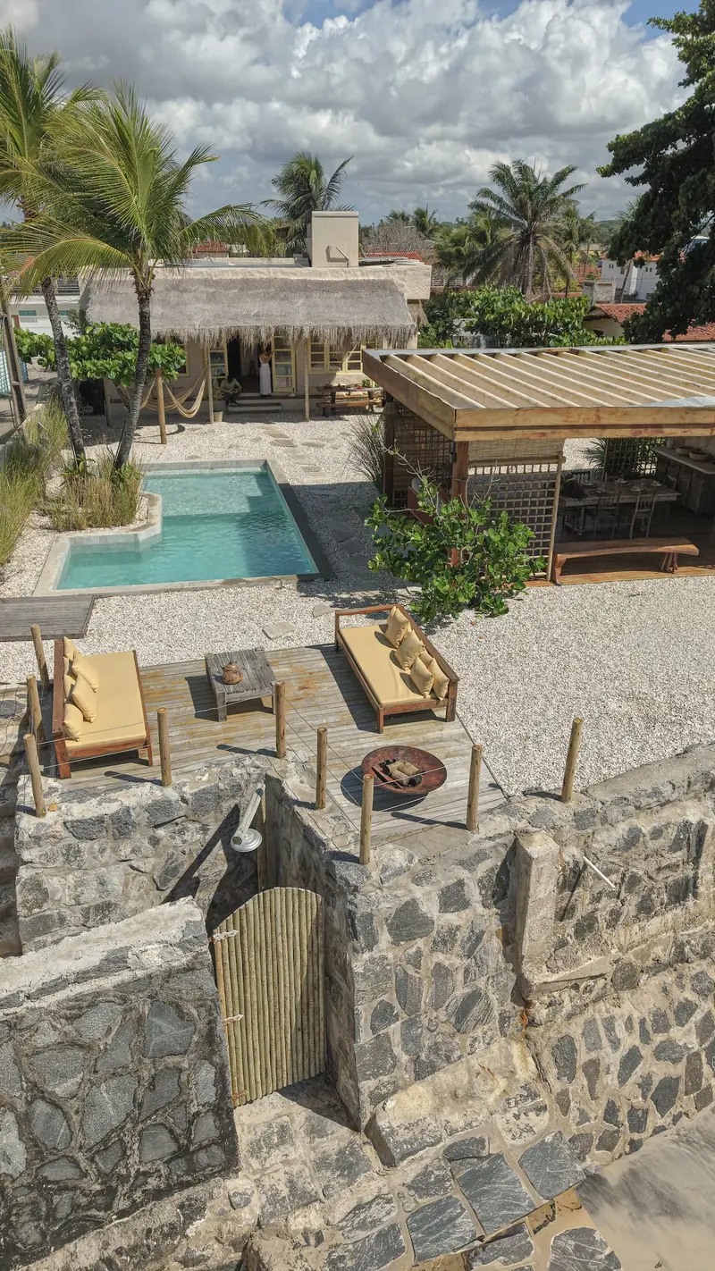 Vista alta da casa, da piscina e do gazebo