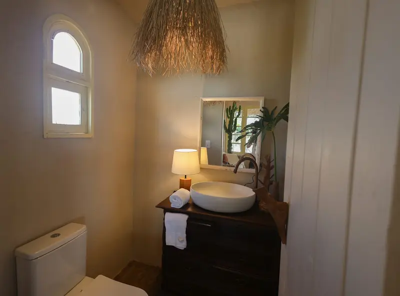 Lavabo com cuba de louça e pendente de palha