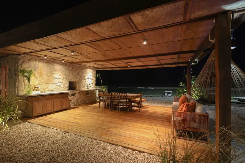 Gazebo iluminado à noite