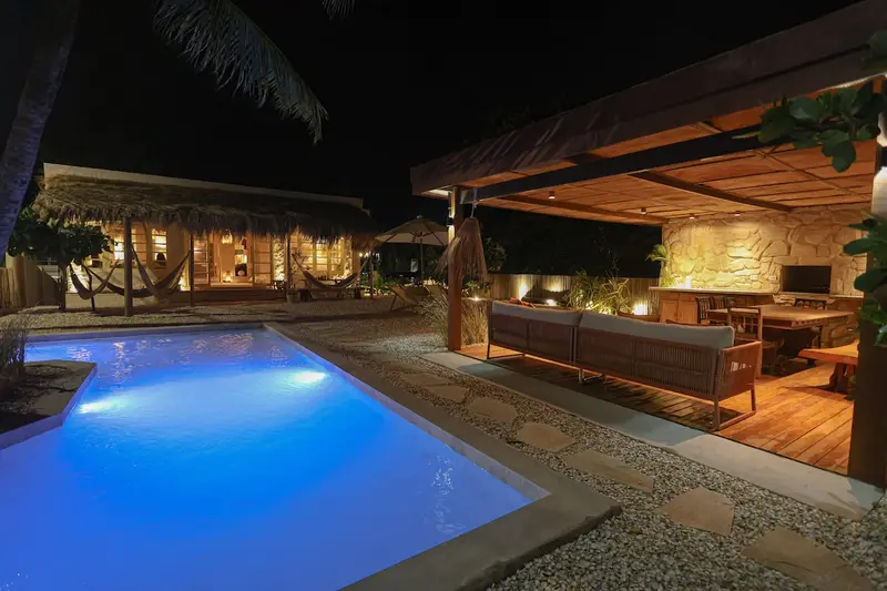 Piscina, deck e gazebo à noite